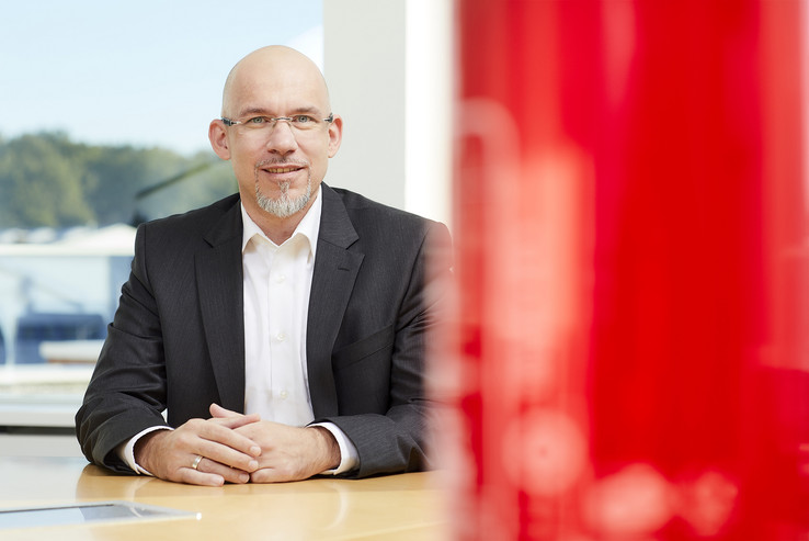 Directeur Cloud Business Master Data Timm Hauschke: "De directe overdracht van de aangeboden componentgegevens naar de EPLAN documentatie vermindert de ontwerpinspanningen voor onze klanten.” Directeur Cloud Business Master Data Timm Hauschke: "De directe overdracht van de aangeboden componentgegevens naar de EPLAN documentatie vermindert de ontwerpinspanningen voor onze klanten.”